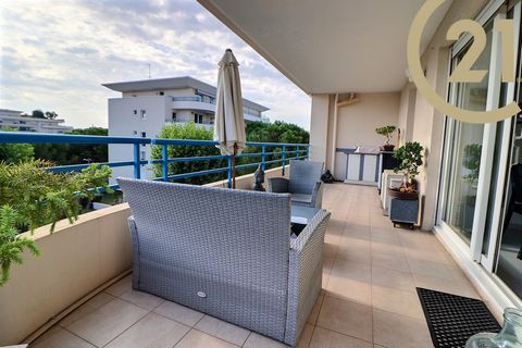 VENTE EN EXCLUSIVITE - FREJUS PLAGE - Appartement 3 pièces de 53.95m2 dans une résidence de standing avec piscine à 5 minutes à pied de la plage et 10 minutes du centre-ville de Saint-Raphaël. L'appartement est en parfait état et se compose d'une ent...