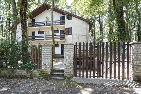 Niezależny apartament w górskim kontekście - elegancja i natura w lesie Cimina Opis: Położony przy sugestywnej ulicy Strada Cimina, zanurzony w zieleni lasów Cimina, ten uroczy niezależny apartament jest idealnym miejscem na wypoczynek dla osób szuka...