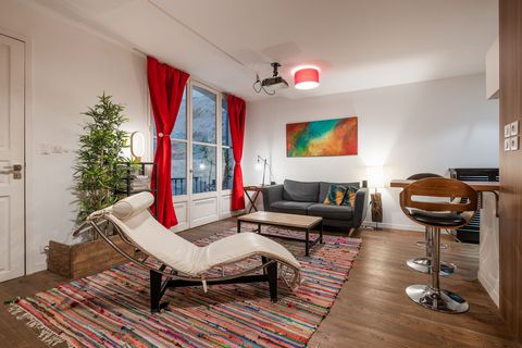 In the heart of Bordeaux, this 62 square meters loft offers a Jacuzzi, Sauna , cinema screen and king size bed. The kitchen is well equipped and you have a little balcony. The loft is direct access from Tram A,B,C and D, and is next to all the restau...