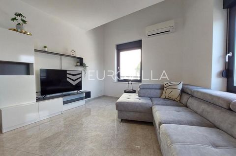 In Pula, more precisely in Pješčana Uvala, the most beautiful part of the city, which, as the name suggests, is adorned with a beautiful sandy beach, this two-story apartment, NKP 141.94 m2, is located on the 2nd floor of a quality residential buildi...