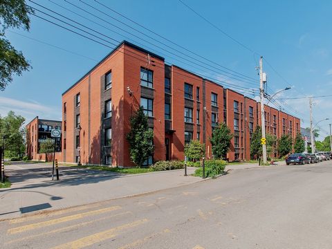 Superbe condo construit en 2017 surplombant le parc Linéaire à Montréal. Comprenant 2 chambres, une grande aire ouverte (salle à manger/cuisine/salon), une salle de bain avec douche indépendante, un coin laveuse-sécheuse, une terrasse privée et un st...