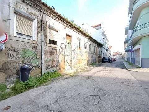 House in the historic area of Barreiro near the Marginal. For full recovery. Barreiro Center Book your visit.