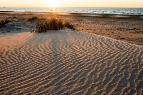 Willkommen in Ihrem idealen Urlaubsort in De Haan! Diese charmante Wohnung ist nur 150 m vom Stadtzentrum entfernt und bietet einen wunderbaren Rückzugsort für die Familie oder Freunde. Die Wohnung befindet sich im ersten Stock und ist über einen Auf...