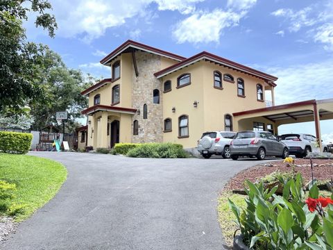 Vi presentiamo la mozzafiato Panoramic Views Home a Escazu, situata nella pittoresca zona di Bello Horizonte. Questa eccezionale proprietà comprende una casa principale, due appartamenti, un affascinante ranch per barbecue con una piscina rinfrescant...