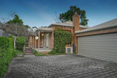 Em um jardim bem cuidado, esta envolvente villa de um andar posicionada silenciosamente na parte traseira, sem carroceria corporativa, atrairá famílias e downsizing. Entre em uma generosa sala de estar e jantar com piso moderno, lareira crepitante e ...