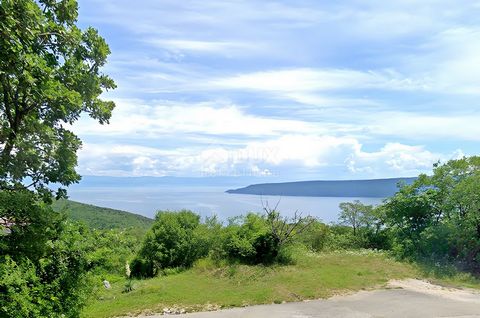 Location: Primorsko-goranska županija, Mošćenička Draga, Brseč. OPATIJA, BRSEČ – Urbanisiertes Grundstück mit Blick auf den malerischen Horizont der Kvarner-Bucht Das sagenhafte Opatija wird nicht umsonst als Perle der Adria und Wiege des Tourismus b...