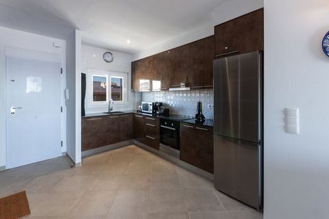 Ce bel appartement moderne est situé au 4ème étage d'un immeuble avec ascenseur. La hauteur donnera à nos hôtes l'impression de naviguer sur les vagues, leur permettant de vivre des vacances reposantes et paisibles, car la vue depuis la terrasse ou d...