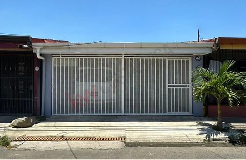 Une maison pleine de confort, de lumière et de fonctionnalité. Conçu pour tirer parti de chaque mètre carré et accueillir confortablement toute une famille. Cette maison est située dans le quartier de San Antonio à Alajuela, dans l’urbanisation La Lí...