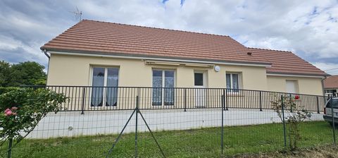 Ref. 2865 Bourgogne Nord, in een plaats in de buurt van Clamecy, GELIJKVLOERS PAVILJOEN 82 m2 directe bewoonbare ruimte: entree naar keuken-woonkamer, drie slaapkamers met grote kast, badkamer met douche, toilet, hal. Garage 24 m2 met elektrische deu...