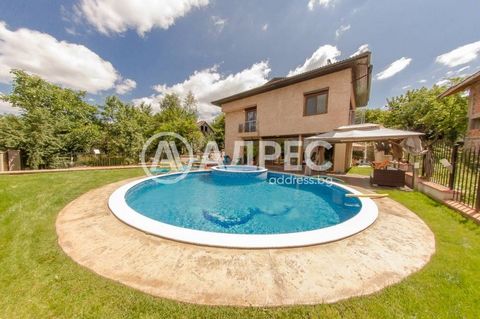 Finished and furnished house with a yard of 700 sq.m. It consists of: basement: boiler room, bathroom with toilet, sauna, gym, room, laundry room and cinema; first floor: spacious living room with kitchen, bathroom for guests, bedroom with bathroom a...