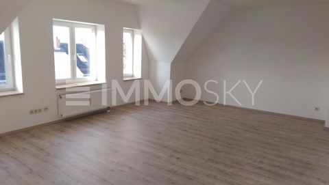 Bienvenue pour visiter notre appartement mansardé exclusif de 3 pièces. Cette propriété est parfaite pour les investisseurs et offre de nombreux avantages. L’appartement dispose d’un balcon où vous pourrez profiter du soleil et vous détendre. Le sous...