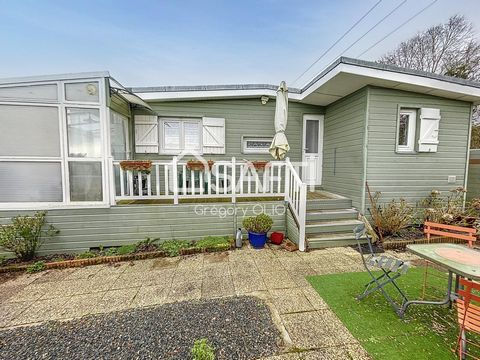 Grégory Olio vous propose, au sein d’un parc résidentiel verdoyant et calme, ce chalet édifié sur une parcelle d’environ 225 m2. Il offre une entrée, un séjour-salle à manger ouvert sur une cuisine aménagée et équipée, une véranda, 3 chambres, une sa...