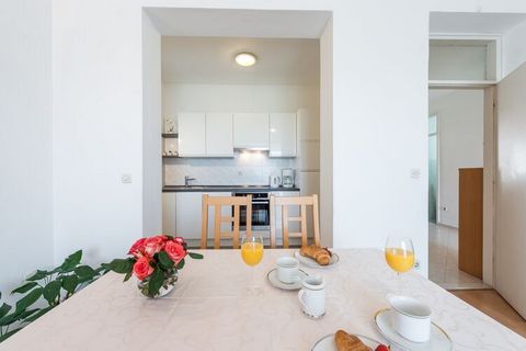 Apartment Lena is located only 700 meters away from Old Town of Dubrovnik. Luggage storage before check in and after check out is available, so that you can explore the area a bit more before departure. Free private parking on site. This beautiful th...