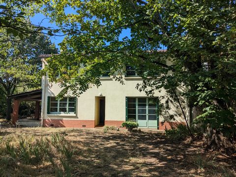 Toulouse 31200 secteur Launaguet/ Aucamville Belle maison de150 m2 ensoleillée et à fort potentiel, composée au rez-de-chaussée d'une entrée avec beaucoup de charme , un salon avec cheminée et soubassement , une salle à manger , une cuisine séparée d...