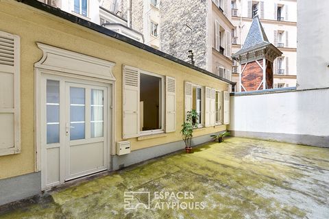 Proche Place Saint-Ferdinand, cette maison sur cour offre un potentiel d'agrandissement par surélévation, une opportunité rare à Paris. Proposant une surface de 46,47 m2 Carrez de plain-pied, le bien comprend actuellement trois pièces : un séjour ave...