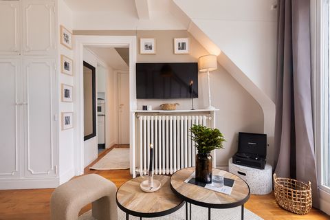 Welcome to Amalfi, a stylish beach-themed studio apartment located in the charming Auteuil neighborhood of Paris. This area gives a taste of traditional village life from within the big city. With its well-thought-out design and comfortable amenities...