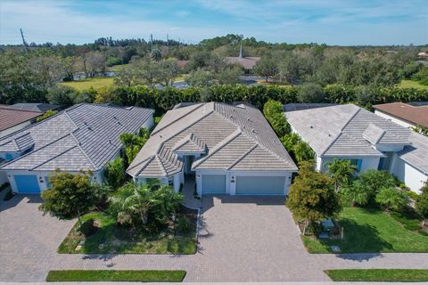 Sandhill Lake, gelegen in het zonnige Sarasota, FL, is een prachtige, gated community die luxe en privacy biedt, met 43 op maat gemaakte eengezinswoningen. Het 2020 Coastal Cypress-model is instapklaar en zit boordevol moderne upgrades. Met 3 slaapka...