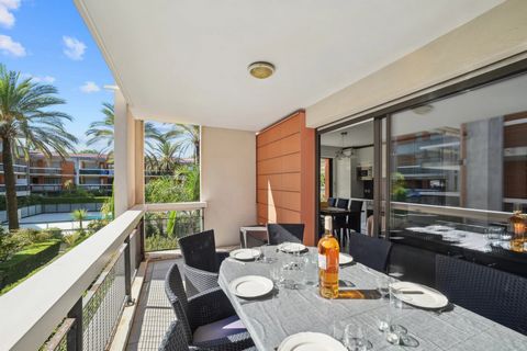 EXCLUSIVITÉ - Situé à 2 pas des plages et de Marina Baie des Anges dans une belle résidence très bien entretenue, nous vous présentons cet appartement très lumineux de 3-4 pièces avec 2 grandes terrasses. Il se compose d'un hall d'entrée avec placard...