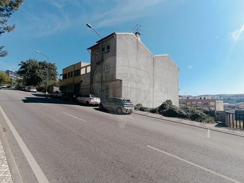 Descripción Apartamento Dúplex T4 en Coimbra Este apartamento dúplex T4, ubicado en una ubicación privilegiada cerca de la Universidad de Coimbra y de la estación de tren Coimbra B, ofrece una excelente oportunidad para inversores. Con cuatro amplios...