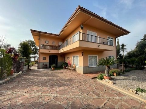 HAUS ZU VERKAUFEN IN DER HAUPTSTADT VON MARESME – CAN QUIRZE (MATARÓ) Spektakuläres Haus mit 4 Winden aus dem Jahr 1972 auf einem Grundstück von 1100 m2 mit Blick auf das Meer. Privilegierte Lage. Das Hotel liegt auf einem Grundstück von 1100 m2 und ...