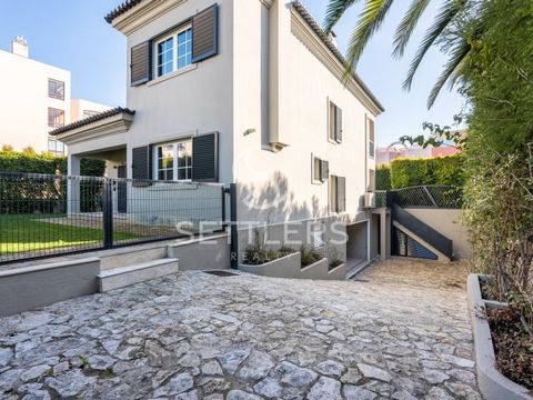 Detached 4-bedroom villa in Guia, just a few minutes' walk from the sea, Casa da Guia and the cycle path linking Cascais to Guincho. With a contemporary design and excellent sun exposure, it is divided into 3 floors as follows: Ground floor - Living ...