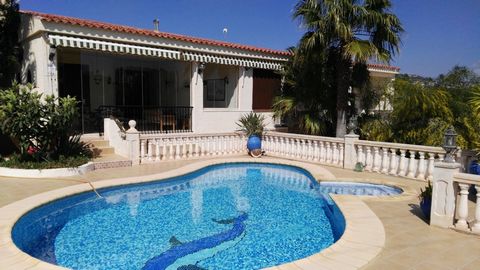 Discover life in this charming semi-detached villa located in the exclusive urbanization Colari, Calpe. With stunning views of the Peñón de Ifach, this property built in 2003 offers you the perfect combination of comfort and natural beauty. Your New ...