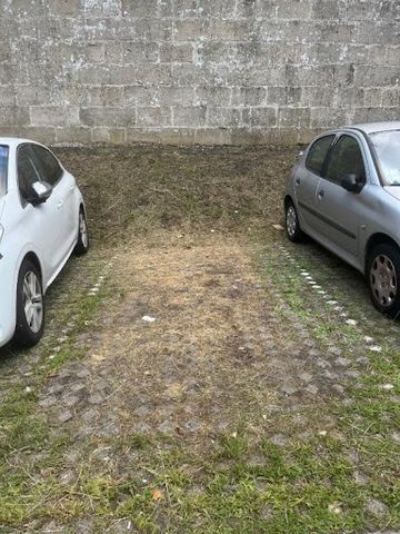 EXCLUSIVITE - BORDEAUX Secteur RIVIERE - 58 rue de Macau Place de parking sécurisée - Résidence ''Rivière'' - Pas de procédure à prévoir - Charges mensuelles de 10 euros. Les informations sur les risques auxquels ce bien est exposé sont disponibles s...