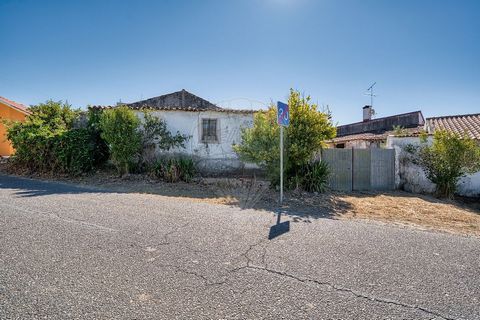   Moradia para recuperar em zona rural, a apenas 5 minutos do centro de Rio Maior. Esta propriedade oferece a tranquilidade do campo com a conveniência de estar perto da cidade. A moradia inclui anexos que podem ser convertidos para diversas finalida...