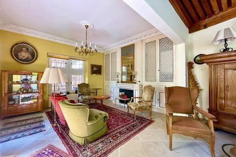 Right in the heart of the Uzès conservation area, STYLES offers you this rare opportunity to acquire a duplex apartment with terrace and courtyard set in a beautiful historic building. As you enter the main door to the building you find a beautifully...