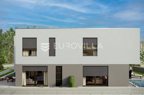 Istria, Funtana - a beautiful apartment on the ground floor of a modern new building NKP 83m2 with a pool and a garden. The apartment is located on the ground floor of a building with 3 luxurious new apartments! The apartment has a total of 83 m2, is...