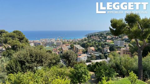 A32314CAA06 - Dans le quartier très prisé de Roquebrune Cap Martin, ce lumineux appartement orienté plein sud offre une vue imprenable sur la mer dans un environnement résidentiel paisible. En parfait état, l'appartement comprend un hall d'entrée, un...