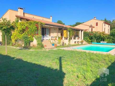 MONTELIMAR, maison d'architecte de 1980 d'une surface de 120 m2, Grande pièce de vie de 40 m2 avec cuisine aménagée et semi ouverte. Quatre chambres dont deux avec une mezzanine et une avec salle d'eau, Salle de bains et wc séparés. Véranda de 25 m2 ...