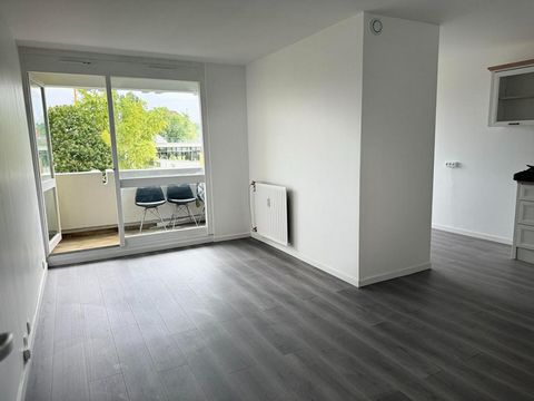 Appartement grand, spacieux et lumineux : F4 de 80 m² situé en plein centre-ville très proche de la gare RER A de Boissy-Saint-Léger. Ce ravissant appartement se trouve dans une résidence verdoyante calme et sécurisée, En plein centre ville commerces...