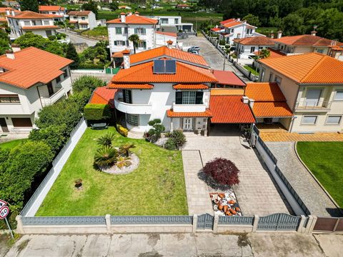 Excellente maison individuelle avec deux façades, grande construction en pierre et finitions haut de gamme, un jardin fantastique, à la fois sur le côté ouest, et surtout sur le front sud, face à l’EN308, avec connexion à environ 8/9 Kms au péage A3....