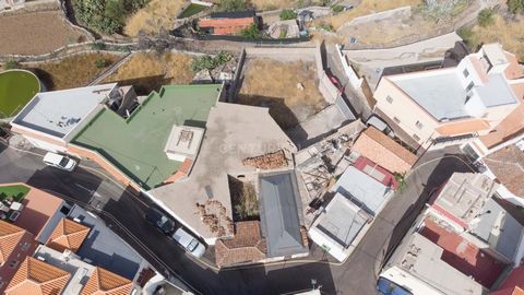 À Santiago del Teide, l’un des plus beaux endroits de l’île de Tenerife, vous trouverez cette propriété en construction où vous pourrez investir à la location ou en faire votre maison. Le terrain dispose de suffisamment d’espaces pour créer des espac...