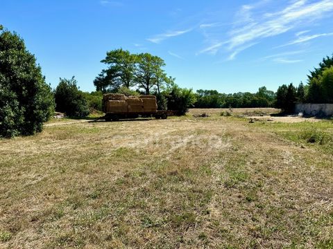 COMMUNE DE THAIRE A 10mn des plages de Châtelaillon, joli terrain à bâtir d'une superficie de 1485 m², hors lotissement. Situé au coeur du bourg de Thairé d'Aunis dans un environnement privilégié, il offre une vue dégagée sur la nature. Réseaux à pro...