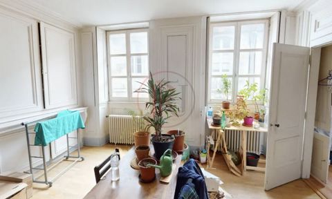 In the historic district of Besançon, Come and discover this superb type 5 apartment composed of a superb and very bright living room, 2 bathrooms, 3 bedrooms, all with a lot of character and character. To do so, contact the France Franche-Comté real...