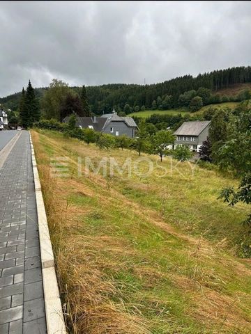 Marzysz o własnym domu pośród dziewiczej przyrody z zapierającym dech w piersiach panoramicznym widokiem? W takim razie ta działka budowlana jest właśnie dla Ciebie! Nieruchomość znajduje się w głębi i dlatego musi wpisywać się w charakter najbliższe...