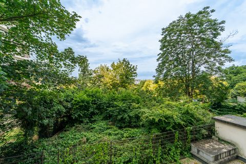 Paris 18e, proche Lamarck, rue Marcadet (proche croisement Damrémont), au premier étage d'un immeuble semi récent, appartement familial, 4 pièces d'environ 80 m². Bon potentiel. Il se compose d'une entrée avec rangement, d'un séjour, d'une cuisine in...