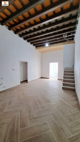 Da UMBRA Real Estate siamo lieti di presentare l'uscita sul mercato di questo meraviglioso appartamento COMPLETAMENTE RISTRUTTURATO, situato nel CENTRO di MEDINA SIDONIA.~~Si tratta di una proprietà con una superficie costruita di 77 m2 che è distrib...