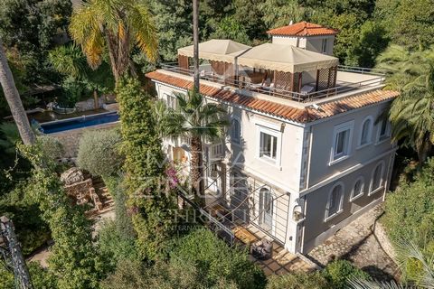 Merveilleuse propriété de style Belle Epoque nichée sur les collines de Golfe-Juan, à pied des plages, des commerces et à une dizaine de minutes en voiture de la Croisette. Familiale par excellence, la villa bénéficie d'une grande pièce de réception ...