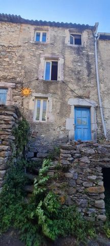 Batîsse ancienne entièrement dans son jus à réhabiliter, beau potentiel pour les amoureux de la vieille pierre, idéal premier achat rénovation ou investissement. Maison en pierres d'une surface de 35-40 m² au sol environ, plus deux étages pour un pot...
