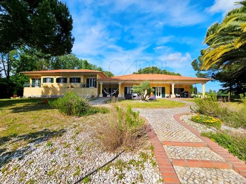 Exclusiva e funcional moradia T4+2 com piscina na reservada Quinta de Santo Estêvão Esta moradia está inserida num lote de 10.572m2, delimitada por muros e arbustos, permitindo uma total privacidade. Constituída por amplo hall de entrada, espaçosa sa...