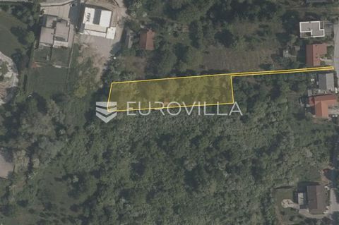 Building land with a total area of 877 m². The land is of regular shape, with a maximum permitted gross developed area (GDA) of up to 400 m², making it ideal for building a family house or urban villa. Access to the plot is provided by an asphalt roa...