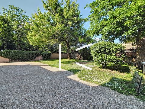 L'agence KERNEL IMMOBILIER vous propose sur Gonesse cet appartement de type F2 dans une petite copropriété de 6 lots. Ce magnifique F2, situé au coeur du centre ville du vieux Gonesse, saura vous séduire par ses belles prestations et son environnemen...