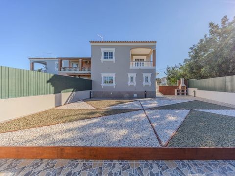 For Sale | Townhouse | 3-bedrooms | 155 sq.m | Land 242 sq.m Discover this spacious and charming 3-bedroom semi-detached house, ideally located in Santa Catarina dos Quartos, in Goncinha, Loulé, offering convenient access to essential services and am...