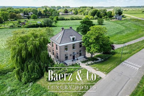 Aan de rand van het beschermde natuurgebied de Gelderse Poort, op een verhoogde en beschutte locatie met uitzicht op de splitsing van de Rijn en de Waal, ligt deze imposante voormalige rentmeesterswoning. Een villa met karakter, rijk gedetailleerd, l...