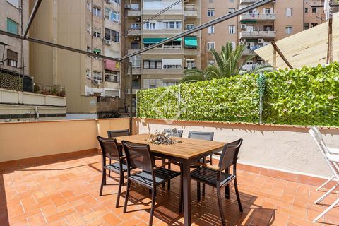 En el acceso a la vivienda encontramos un recibidor con un armario de tres puertas que alberga la lavadora. A la derecha, tenemos un salón comedor de planta cuadrada, con una ventana y un ventanal que da acceso a una preciosa y soleada terraza de 18 ...