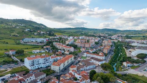 Ótima oportunidade para investidores! Apresentamos um prédio com enorme potencial, localizado num dos largos mais emblemáticos de Arruda dos Vinhos. Este imóvel, embora com necessidade de obras de reabilitação, representa uma excelente oportunidade d...