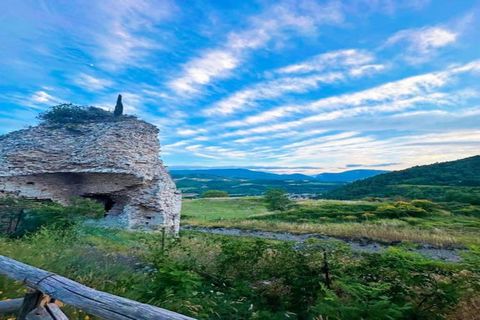 Rustic Charm in Nature’s Embrace Set atop a hill with panoramic views of the Metauro Valley, this restored farmhouse apartment blends rural charm with modern comfort. Original terracotta floors, exposed beams, and cozy interiors offer an authentic co...